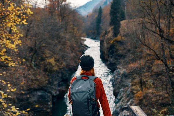 Mujer Excursionista Mochila Las Montañas Cerca Del Río —  Fotos de Stock