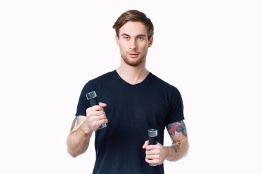 Elinde dambıllar olan siyah tişörtlü bir adam spor mankeni.