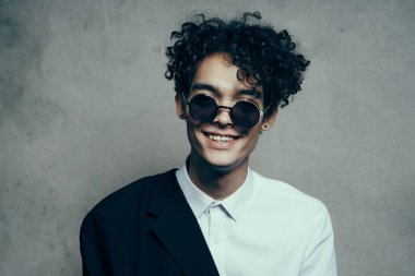 Gözlüklü ve gömlekli yakışıklı adam. Yüksek kalite fotoğraf