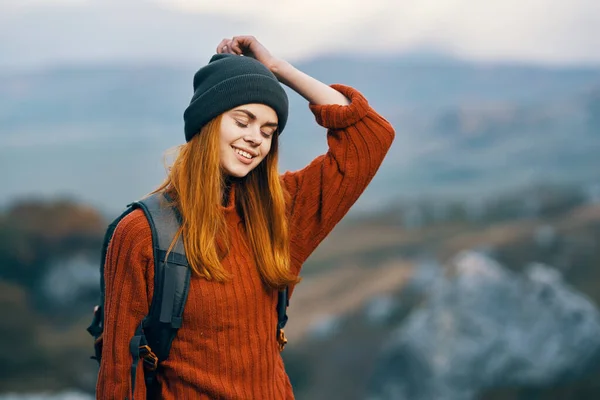 Χαρούμενη Γυναίκα Στα Βουνά Της Φύσης Υψηλής Ποιότητας Φωτογραφία — Φωτογραφία Αρχείου