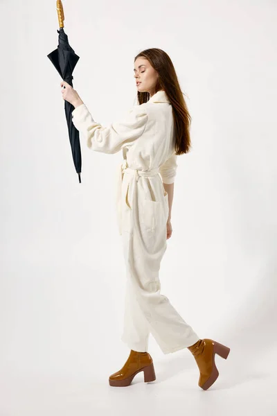 Mujer traje blanco paraguas en la mano de la moda aislado fondo — Foto de Stock
