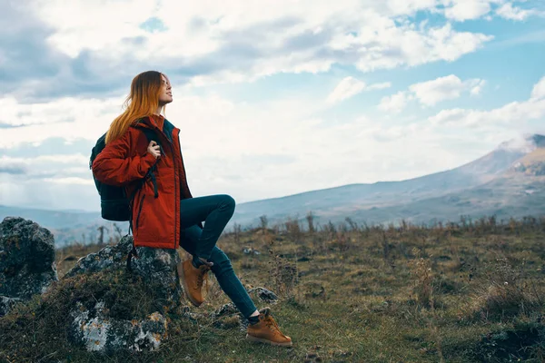 Donna Sulla Natura Montagna Siede Una Pietra — Foto Stock