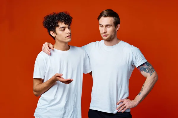 Due amici allegri in t-shirt bianche stanno fianco a fianco — Foto Stock