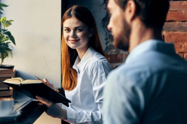 İş arkadaşları bir kafede oturuyor. İletişim yaşam tarzı finansmanı.