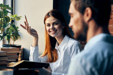 Erkek ve kadın iş arkadaşları, yaşam tarzı finansmanı.