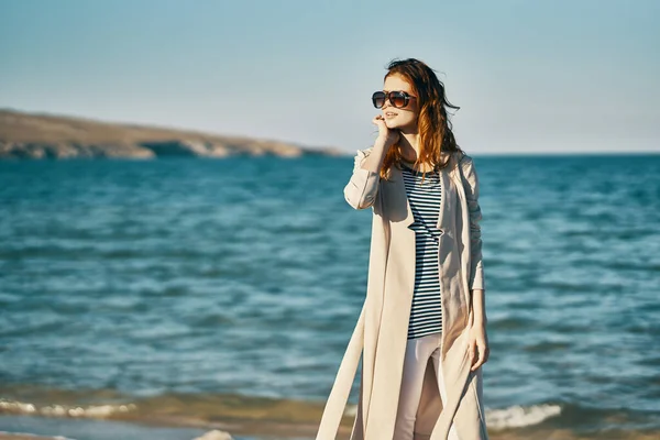 Mujer Playa Cerca Del Mar Foto Alta Calidad —  Fotos de Stock