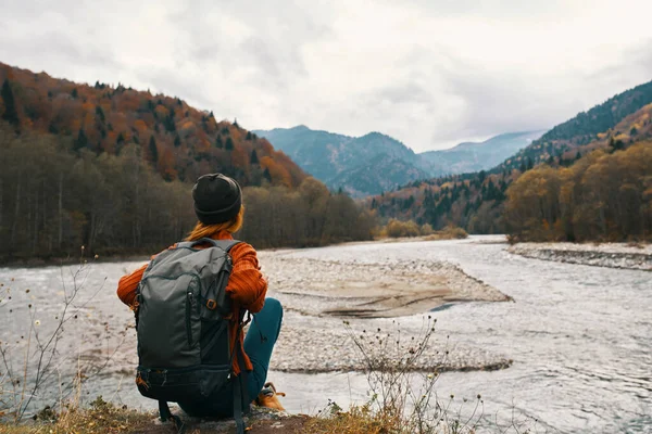 자연적으로 강기슭 의산 속에서 가을에 여행하는 사람들 — 스톡 사진