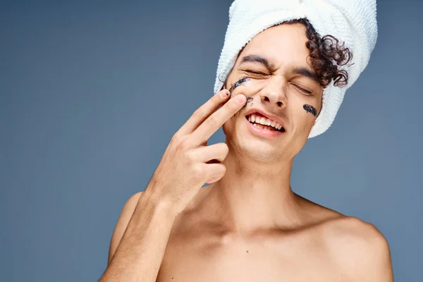 Homem Com Ombros Nus Aplicando Creme Preto Rosto — Fotografia de Stock