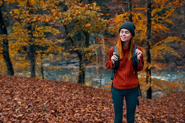 Outono floresta natureza paisagem altas árvores e mulher caminhante com mochila — Fotografia de Stock