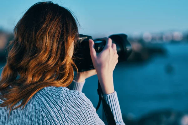 Femme avec caméra sur la nature mer paysage — Photo