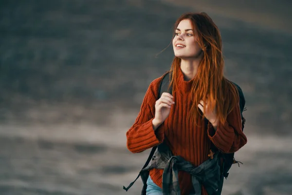 Šťastný cestovatel v červeném svetru s batohem na zádech odpočívající v horách příroda životní styl — Stock fotografie