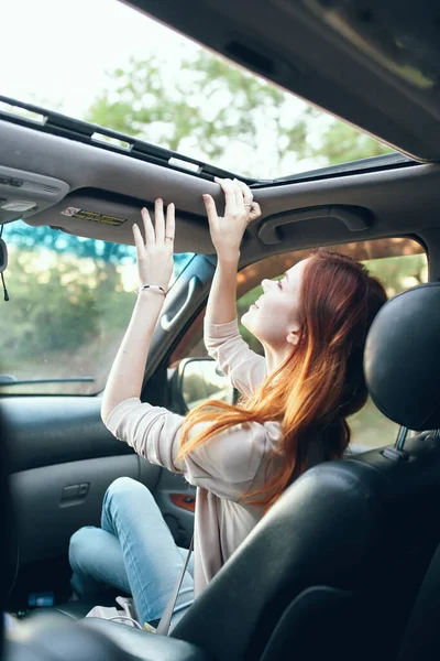 Kobieta z otwartym oknem na przednim siedzeniu samochodu gestykulując dłońmi salon salon towarzyski podróżnik — Zdjęcie stockowe