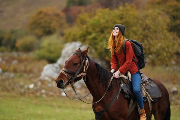 Jolie femme dans la nature promenade amusant cheval avec Voyage — Photo