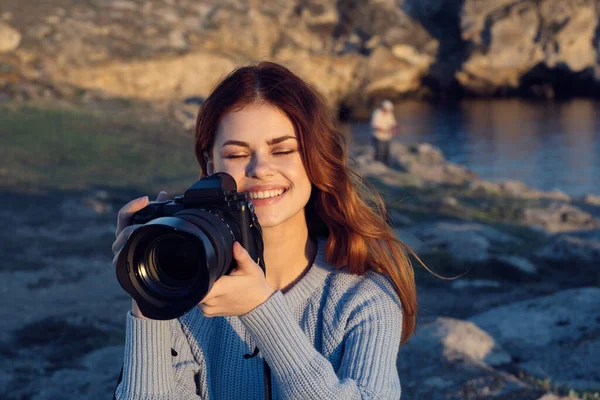 Femme photographe en plein air montagnes rocheuses paysage vacances nature — Photo