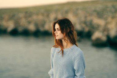 Neşeli kızıl saçlı kadın açık havada, adanın temiz havası.