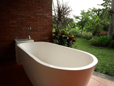 Banyo açık hava manzarası Egzotik çalılar Yeşil çimen egzotik manzara