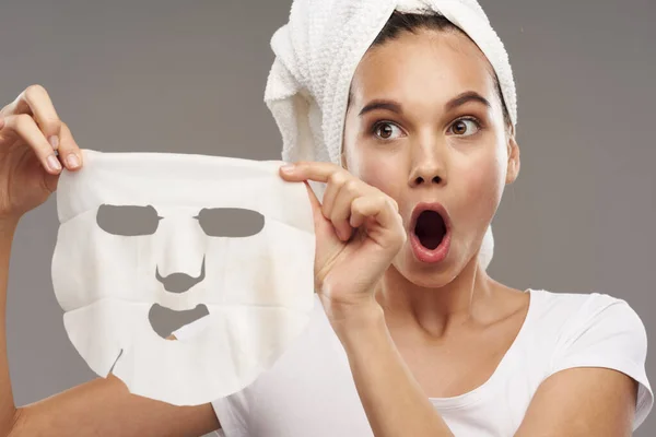 Mujer con máscara contra puntos negros sorprendida mirada amplia boca abierta toallas —  Fotos de Stock