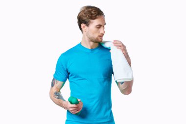 Kollarında beyaz tişörtlü yakışıklı adam dövmesi var.