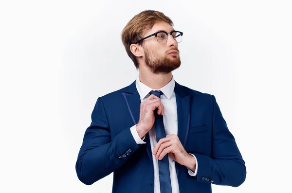 Homem de negócios em camisa branca endireita seu casaco e barba espessa — Fotografia de Stock