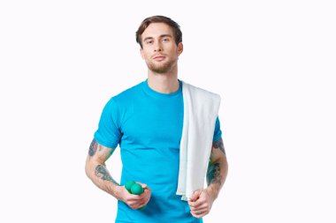 Mavi tişörtlü adam omuzlarında kırpılmış görüntü arkaplan fitness