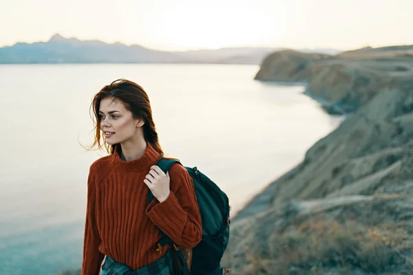 Hermoso viajero con mochila en las montañas en la naturaleza y las altas montañas cielo marino — Foto de Stock