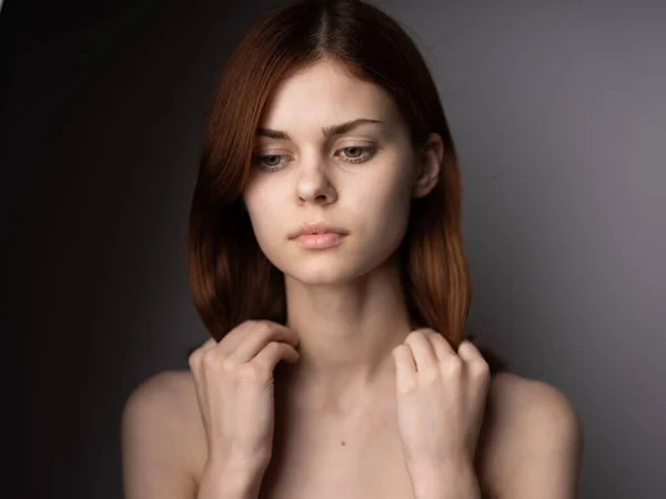 Портрет красивої жінки з голими плечима руде волосся крупним планом сірий фон обрізаний вид — стокове фото