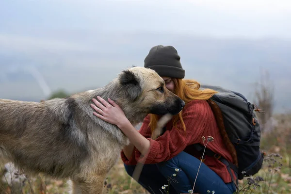 女游客拥抱狗自然旅行友谊 — 图库照片