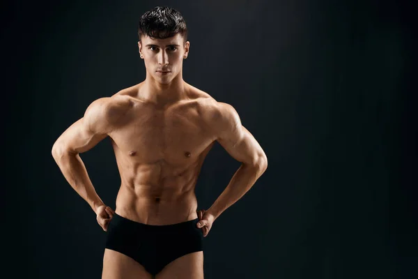 Uomo con muscoloso nudo corpo in nero mutandine basato studio — Foto Stock