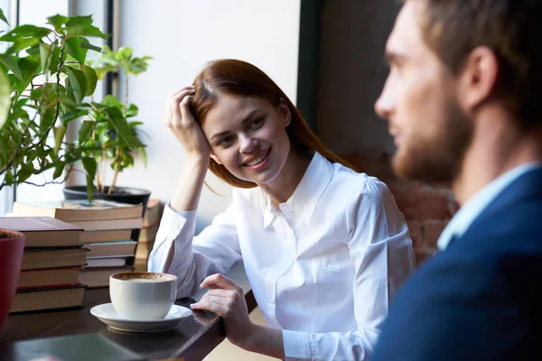 직장 동료들 과 대화하는 생활 방식 카페 아침 재정 — 스톡 사진