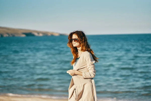 Γυναίκα τουρισμός ταξίδια θάλασσα άμμο παραλία βουνά φρέσκο αέρα χαλαρώστε — Φωτογραφία Αρχείου