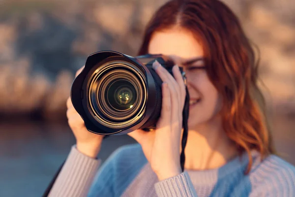 Kobieta z aparatem fotograficznym i w niebieskim swetrze w górach widok przycięty — Zdjęcie stockowe