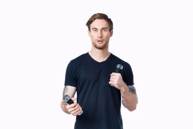 Elinde dambıllar olan siyah tişörtlü bir adam spor mankeni.