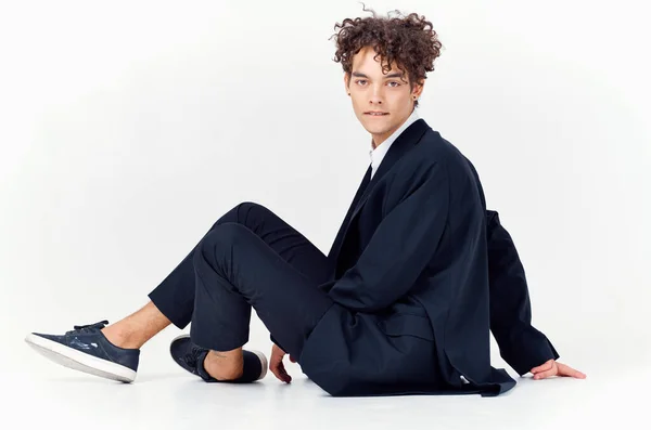Άντρας με κοστούμι μοντέρνο στυλ αυτοπεποίθηση στούντιο μόδας φως φόντο — Φωτογραφία Αρχείου
