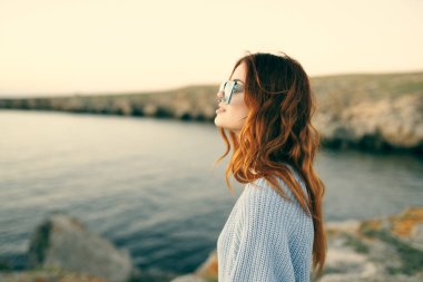 Neşeli kadın seyahat ediyor doğa temiz hava alıyor.