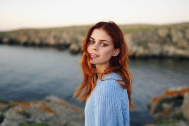 Kadın açık havada kayalık dağlar taze hava özgürlüğü yaşam tarzı