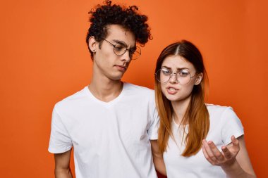 Beyaz tişörtlü genç bir çift. Duygular, moda iletişimi.