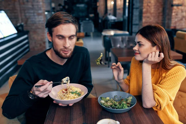 건강 한 생활 방식의 의사소통을 하면서 식탁에 앉아 있는 젊은 부부 — 스톡 사진