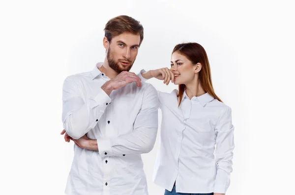 Бізнесмен у сорочці і жінка працівник на світлому фоні жестикулює руками своїх партнерів — стокове фото