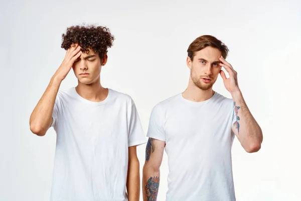 Amici allegri in bianco t-shirt emozioni movimento — Foto Stock
