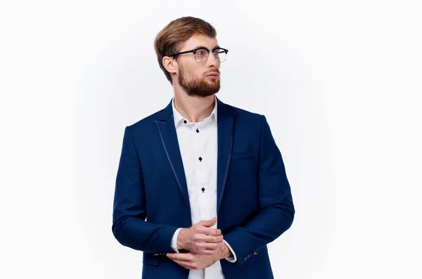 Homem de negócios em uma jaqueta azul e óculos camisa leve gesticulando com as mãos finanças — Fotografia de Stock