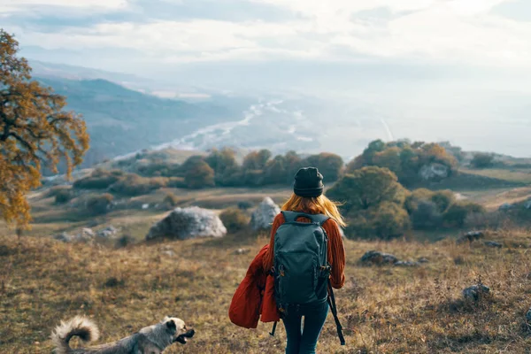 Жінка пішохід подорожує горами пейзаж осінні дерева — стокове фото
