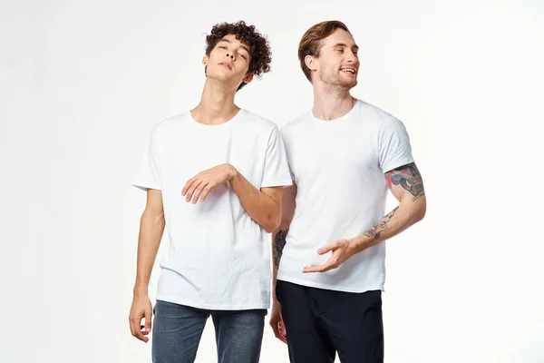 Dos amigos alegres en camisetas blancas emociones fondo claro positivo — Foto de Stock