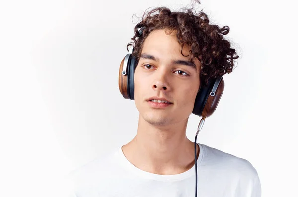 Man in wit t-shirt bijgesneden uitzicht hoofdtelefoon muziek entertainment — Stockfoto