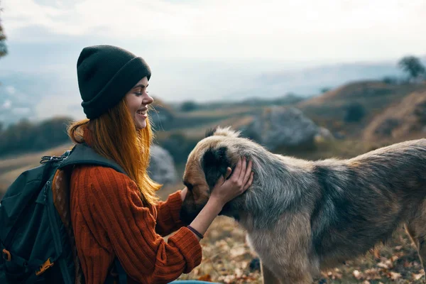 Веселая женщина турист рядом с собакой весело игры дружбы — стоковое фото