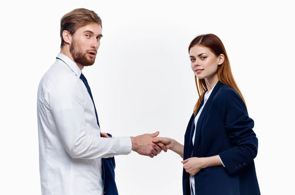 Compañeros de trabajo estrechan las manos contrato de comunicación luz fondo — Foto de Stock