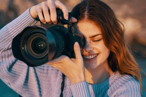 Fotógrafo mulher feliz ao ar livre em montanhas modelo de paisagem profissional — Fotografia de Stock