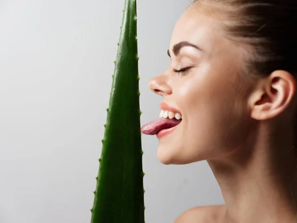Kobieta z otwartymi ustami i zamkniętymi oczami liże liść aloesu czystej skóry — Zdjęcie stockowe