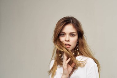 Zarif kadın beyaz gömlek. Yakından bak.