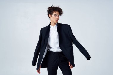 Siyah ceketli, kıvırcık saçlı modern moda takım elbiseli adam.