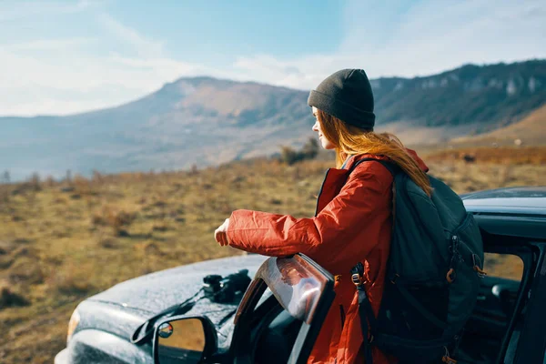 Мандрівник з рюкзаком біля автомобіля в горах влітку і блакитне небо свіже повітря — стокове фото